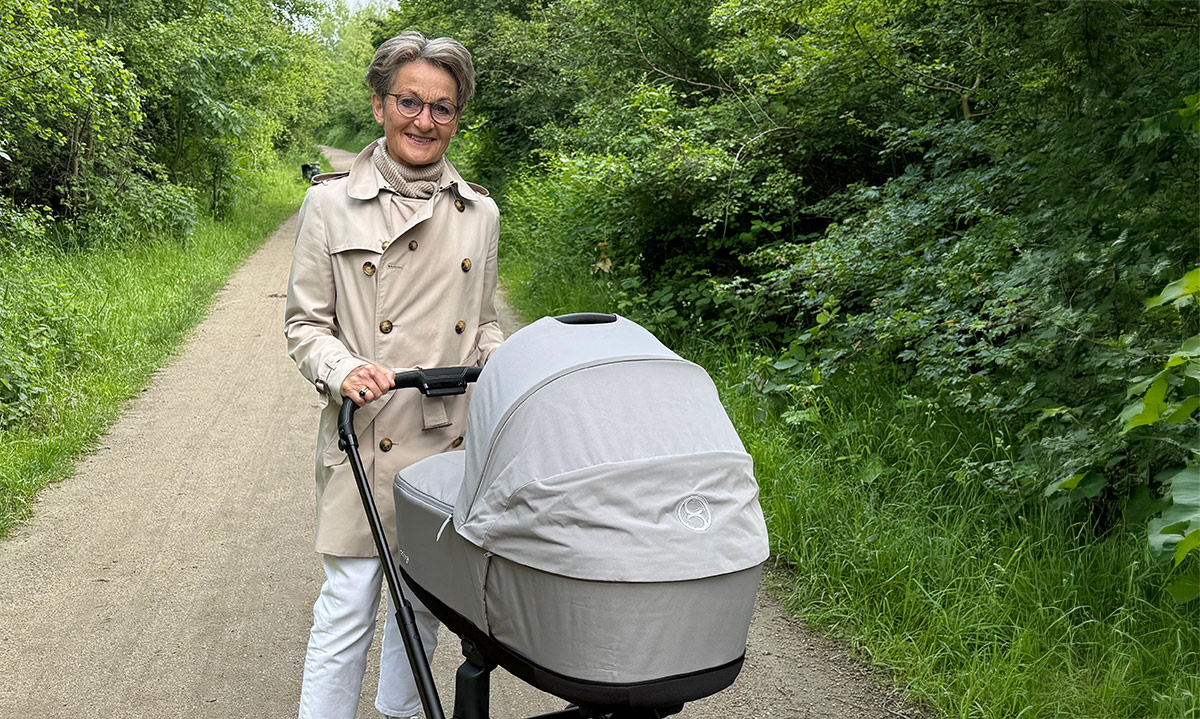 Den lokale venstrepolitiker fra Vildbjerg, Marianne Bjørn er et stort familiemenneske. Her er hun ude at gå med sit barnebarn, der endnu ligger i sin barnevogn.