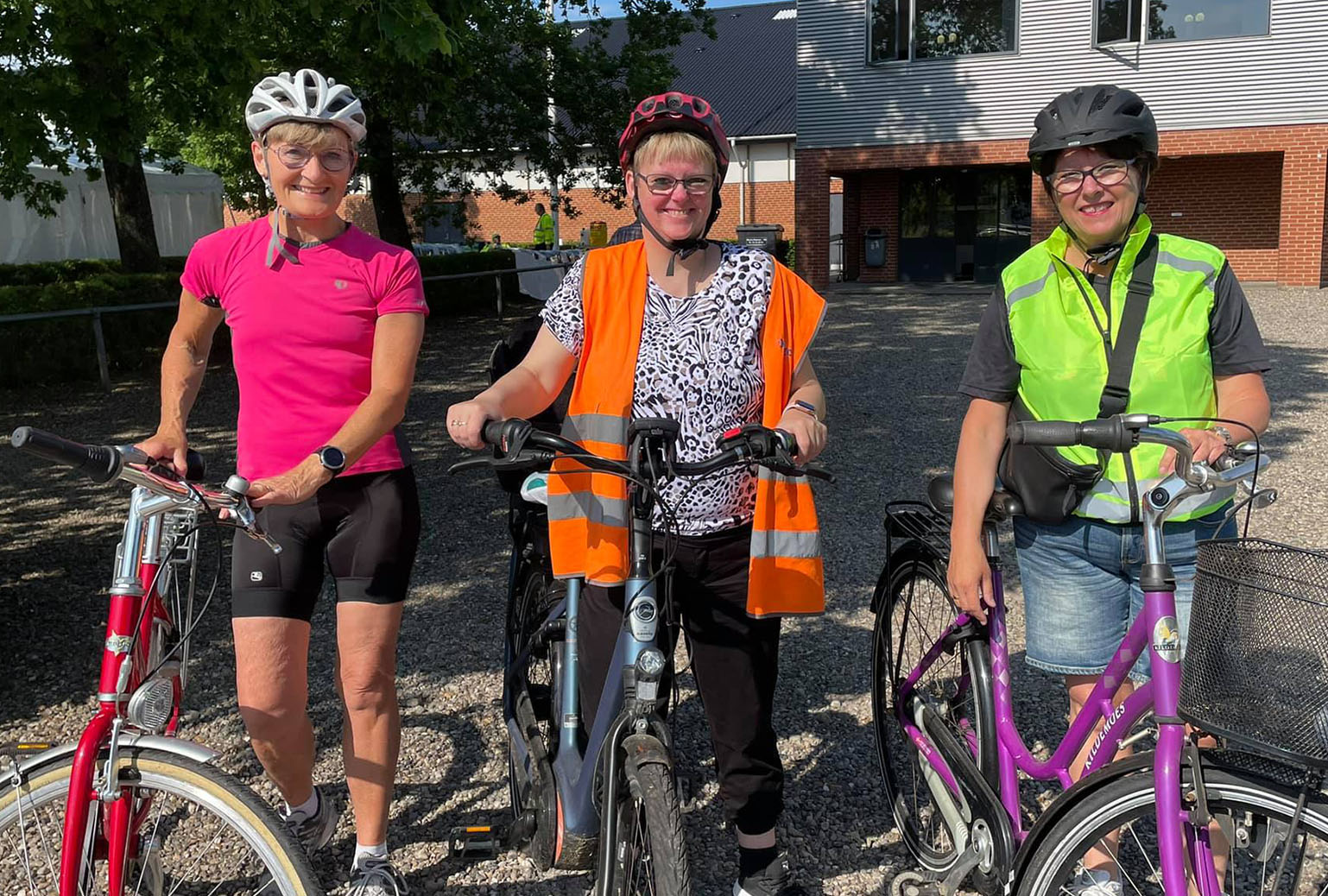 Marianne Bjørn fra Venstre i Herning sammen med Joan Hansen også fra Venstre i Herning iført cykelhjemlme og cykeltøj