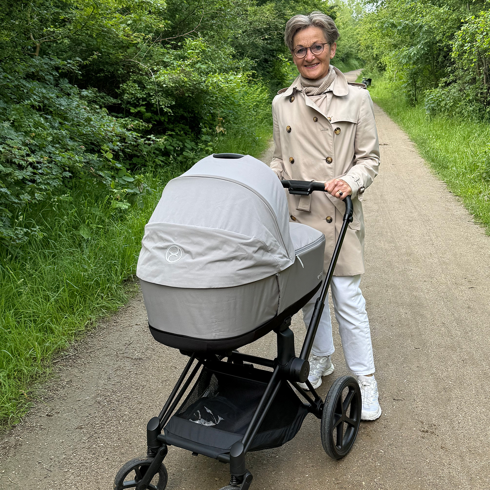 Marianne Bjørn fotograferet på tur med sit barnebarn i barnevogn.